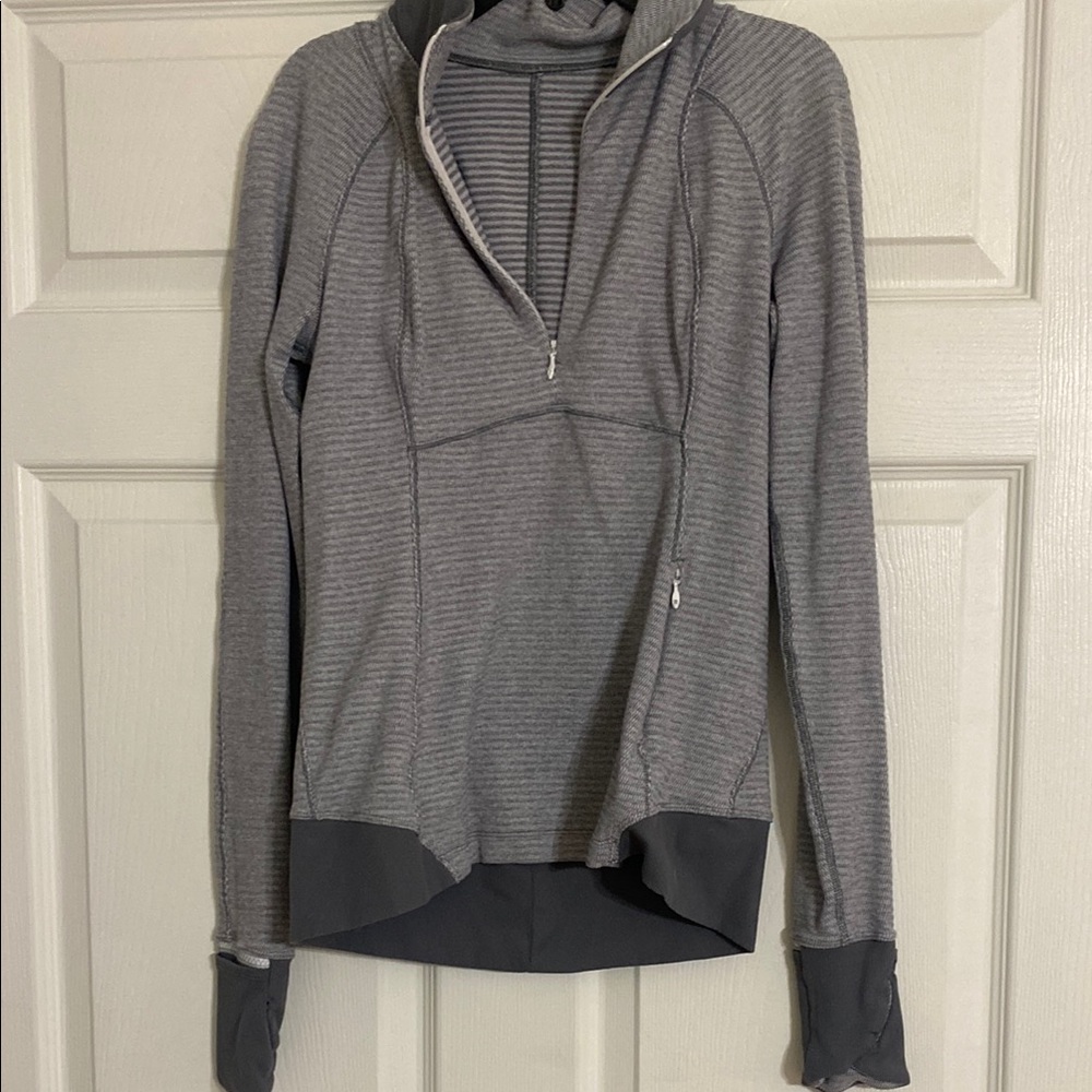 Lululemon Athletica Gray Fitted Long Sleeve pullover